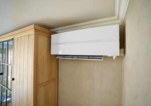 Binnenunit van een airco in moderne leefruimte